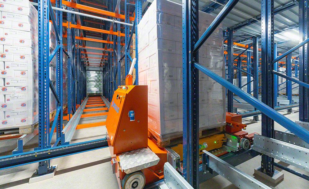 Паллетный шаттл, размещённый на тележке